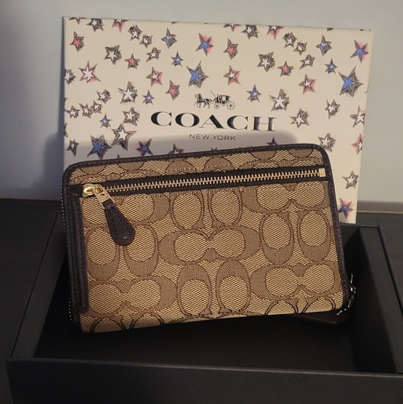 Coach Wristlet - Picture 4 of 5